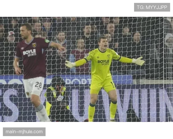 曼联主场击败热刺稳前四 姆伯莫传中助攻舍什科绝平